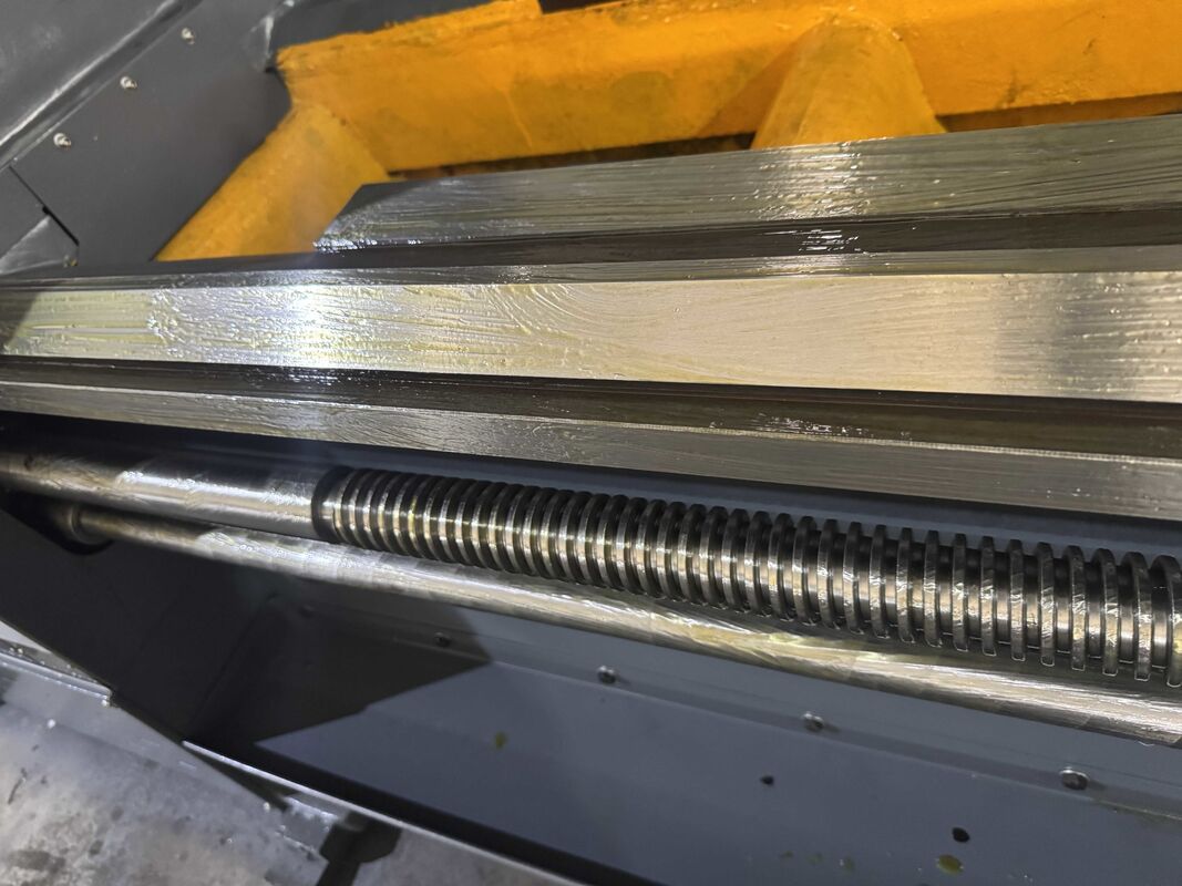 15m ヘビーデューティ旋盤 CW61125 大スピンドルボア 130mm 強力な横型旋盤