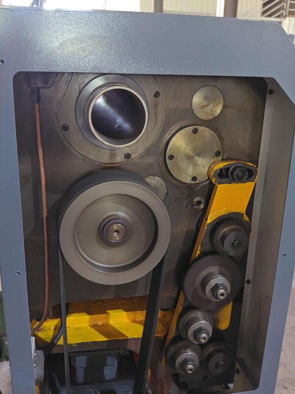 15m ヘビーデューティ旋盤 CW61125 大スピンドルボア 130mm 強力な横型旋盤