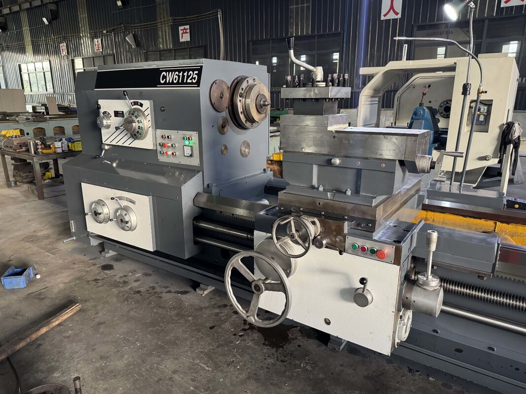 15m ヘビーデューティ旋盤 CW61125 大スピンドルボア 130mm 強力な横型旋盤