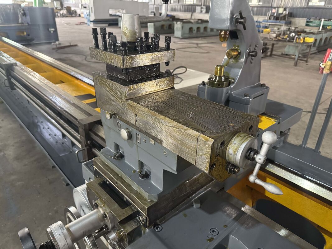 15m ヘビーデューティ旋盤 CW61125 大スピンドルボア 130mm 強力な横型旋盤